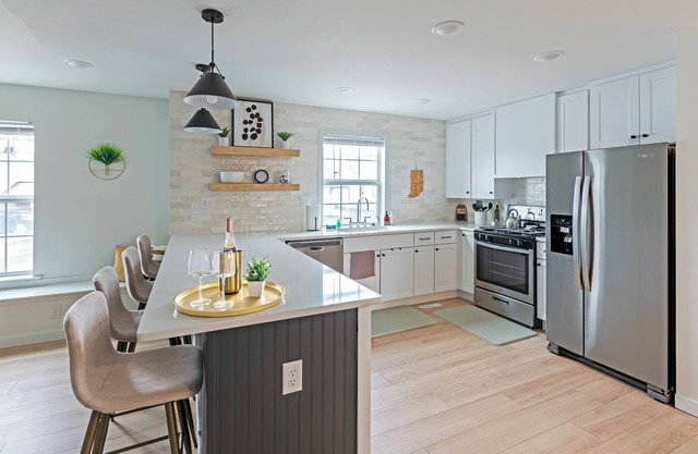 NEW home downtown Indianapolis w/2 king ensuites, cozy backyard, and game room
