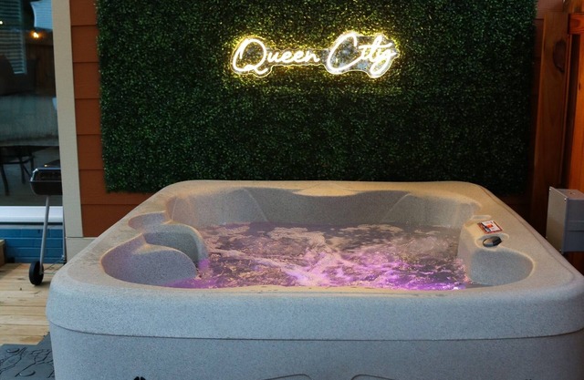 ~NEW HOT TUB~ Luxury Property, Just minutes from Uptown!