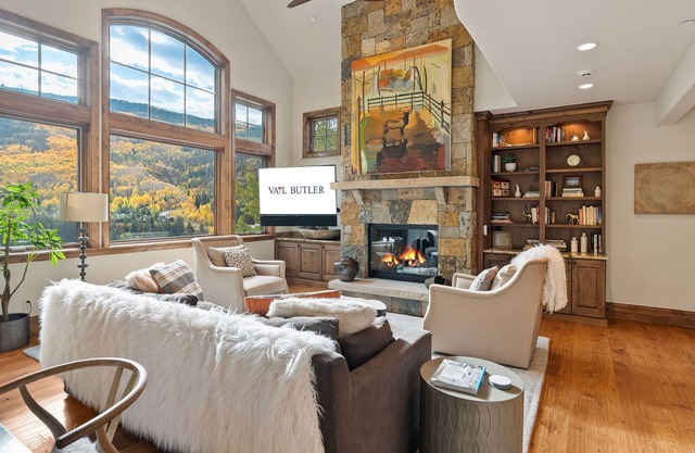 NEW! Incredible Vail Views, 2 Bunk Rooms, Hot Tub, Chefs Kitchen.