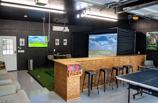 New! Insane Golf Retreat & Simulator - Bogey Bunks