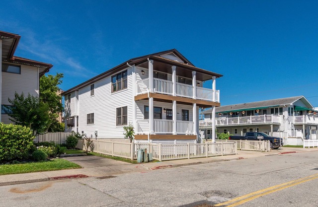 New Inside!CENTRALLY LOCATED DOWNTOWN.Bay Views/Private Parking. SWEEK Welcome