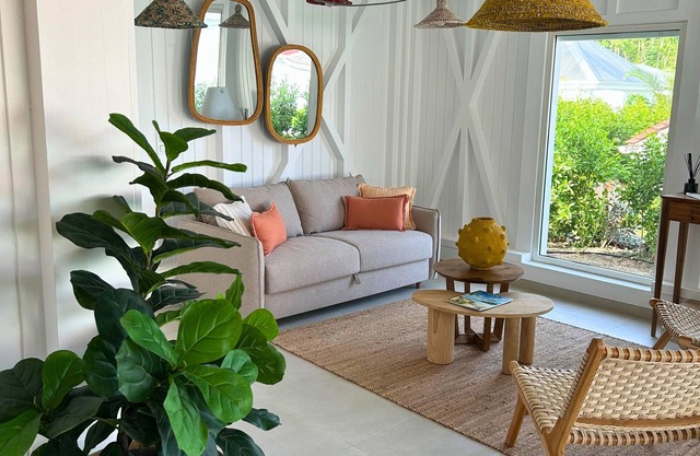 NEW, INTIMATE BUNGALOW WITH POOL