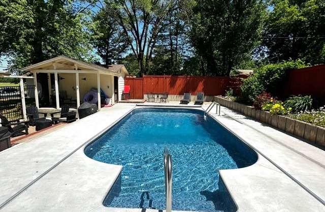 NEW Kitchen & Baths-Pool-Fire Pit-Hot Tub-Game Room-King Beds-Safe Neighborhood