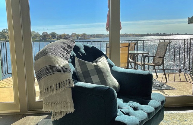 New! Lakefront 2-bedroom Condo. Newly remodeled.