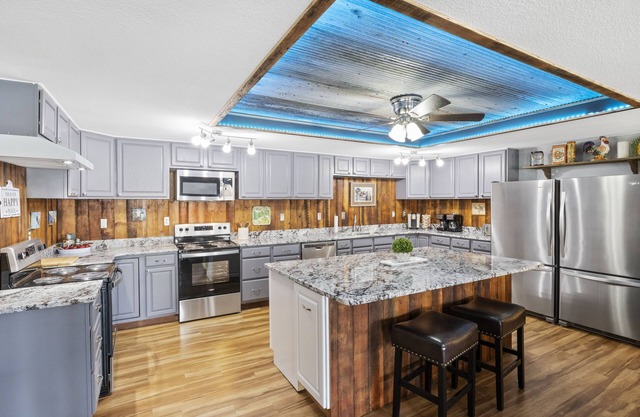 New! Lakefront 8 Bedroom Family Entertainer! Boat Dock, Hot Tub, Fire Pit, Wi-Fi
