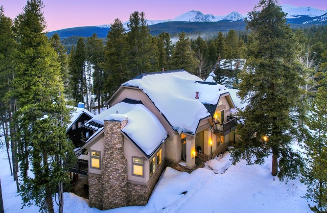 NEW Lakeshore Lodge - Massive Space & Views for Family Gatherings!