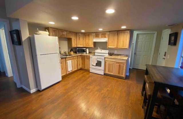 - NEW LISTING - Adorable 1-bedroom suite in South Anchoragen