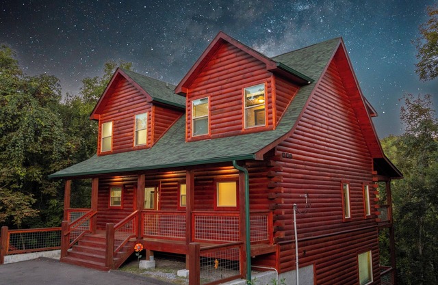 New Listing! Central To Attractions, Indoor Pool!