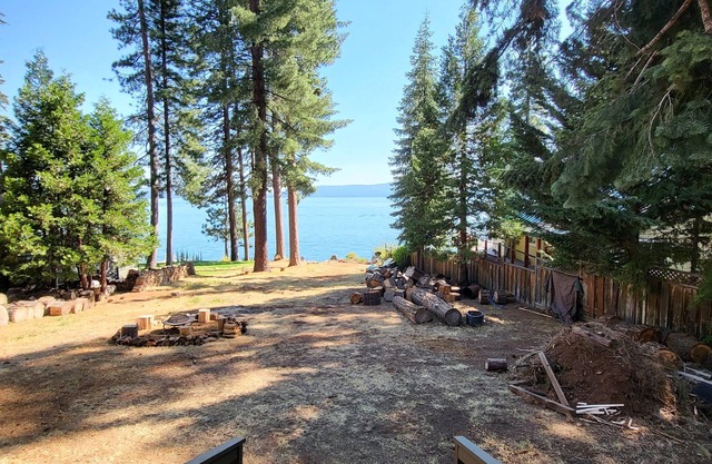 New Listing - Cozy Lakefront Retreat - 3 bed, 1 bath, bonus room with queen bed