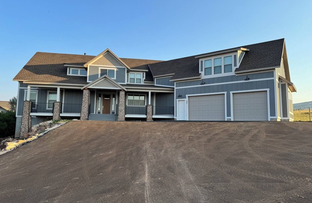 New listing! Hanson House- 9 bed 7.5 bath Sleeps 35. 1/2 Acre Grass Yard