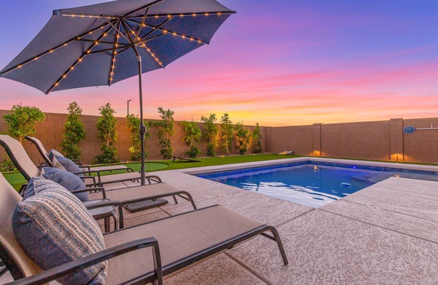 New Listing! Heated Sparkling Pool, Fast Wifi, King Bed, Putting Green!