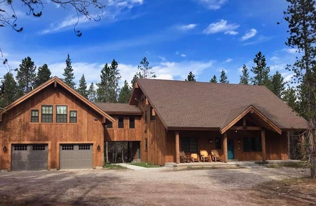 *New Listing* Hot Tub, Indoor Slide, 25 Miles to YNP