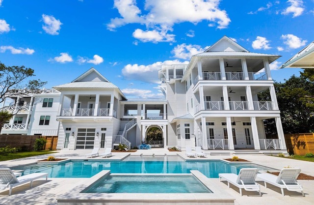 NEW LISTING Luxury compound Golf Cart LargePool 6 Bikes