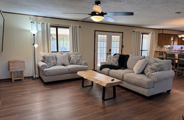 New Listing! Negreet Retreat#2 Waterfront Midlake Toledo Bend Sleeps 12. Hot Tub