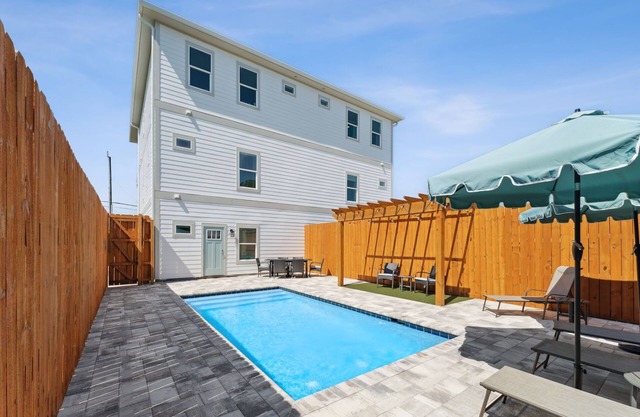 New Listing! STUNNING Luxury 1 Blk 2 Beach w/Private Pool, 3 King Suites!