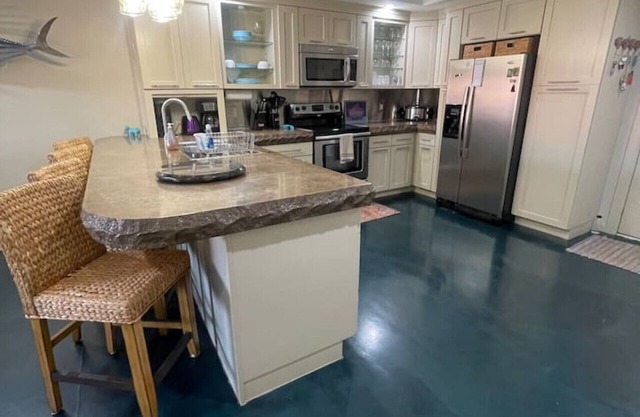 New Listing Specials! BayBreeze 2/2, Pet friendly