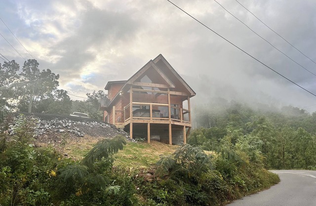 New Log Cabin ! Two minutes to Gatlinburg Parkway! Hot tub! Bears almost daily!