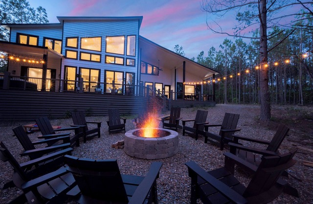 NEW Luxe Cabin/4 Private King Bedrooms/Firepit/River Nearby/Arcades/Air Hockey