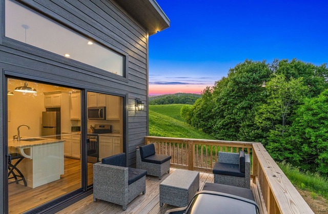 NEW LUXURY HOUSE - GORGEOUS VIEWS - FALL & THE WOOLLY WORM FEST ARE ALMOST HERE