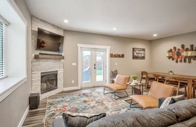 *NEW* Luxury Private Walkout Apt w Fire Pit & BBQ