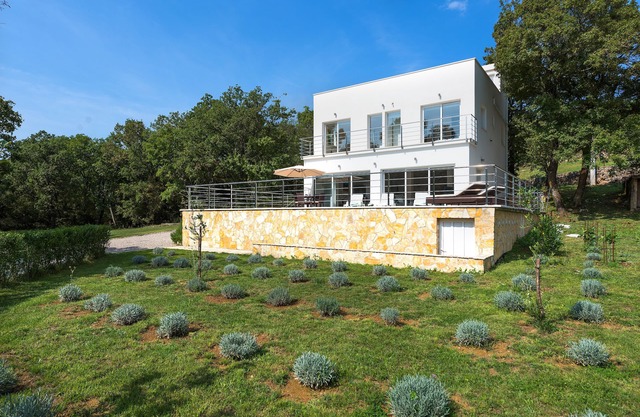 New luxury villa with swimming pool