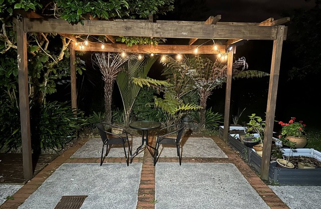 New Lynn Self-Contained Unit near Golf Course.