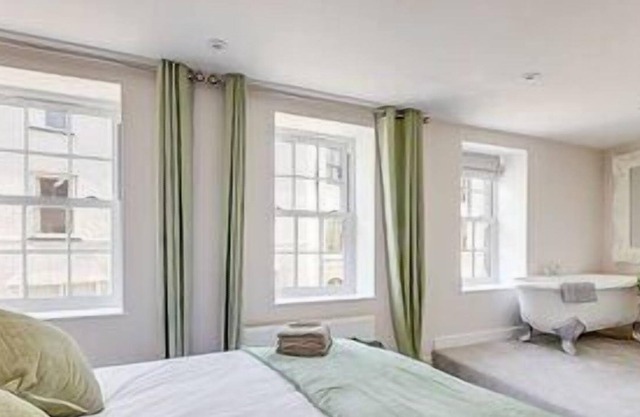 New May 22- Georgian town-house next to castle with pkg | dog frdly