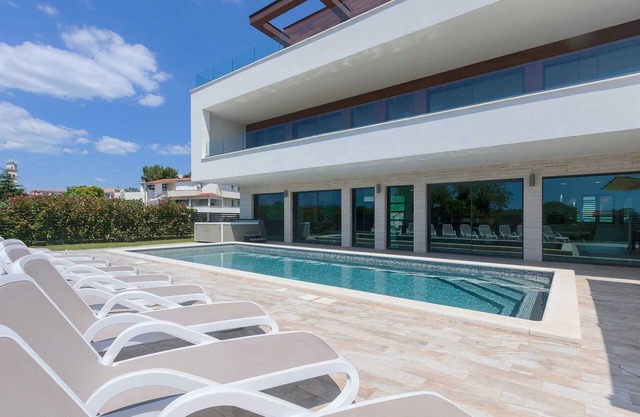 New modern 5-BR villa with pool, indoor wellness, close to beach