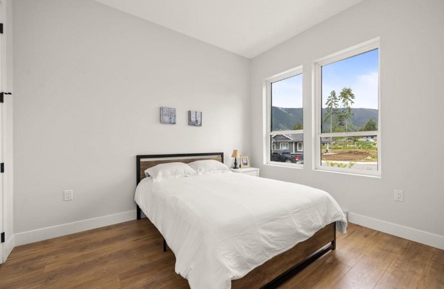 New! Modern Private 1 Bedroom Suite, Cowichan Lake, Minutes Drive from Lake & Town Core!