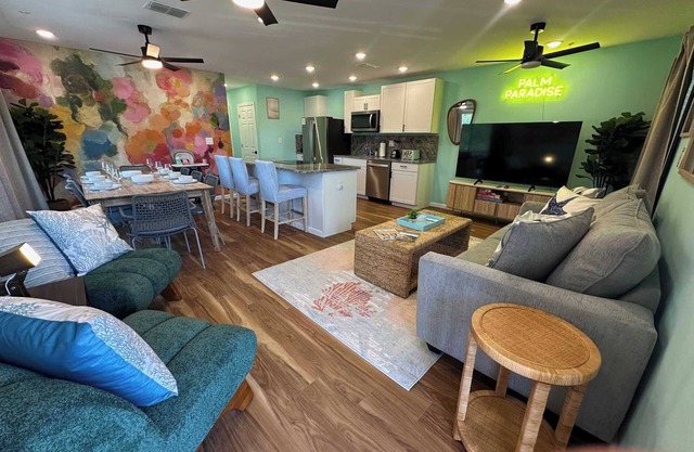 *NEW* Palm Paradise Blooms - 5bed 2bath Sleeps 10