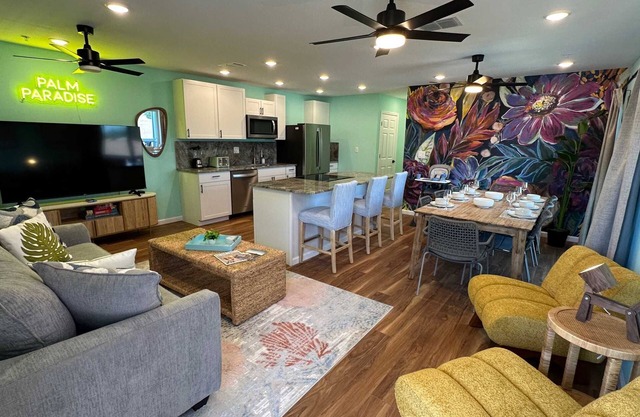 *NEW* Palm Paradise Floral - 5bed 2bath Sleeps 10
