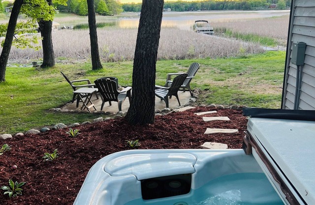 NEW! "Perch lake bungalow" lakefront w/hottub!