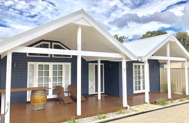 New Pet friendly home & very close to dog beaches & Old Dunsborough bay