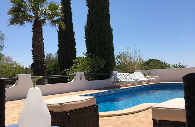 New! Quiet location with private pool and sea view