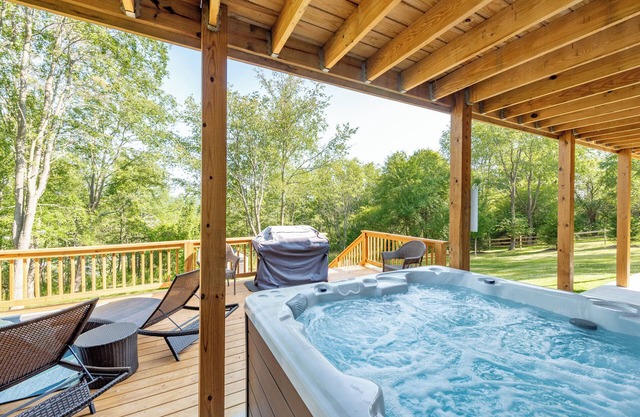 New! Quittin Time: Lake Area, A/C, Fireplace, Fire Pit!