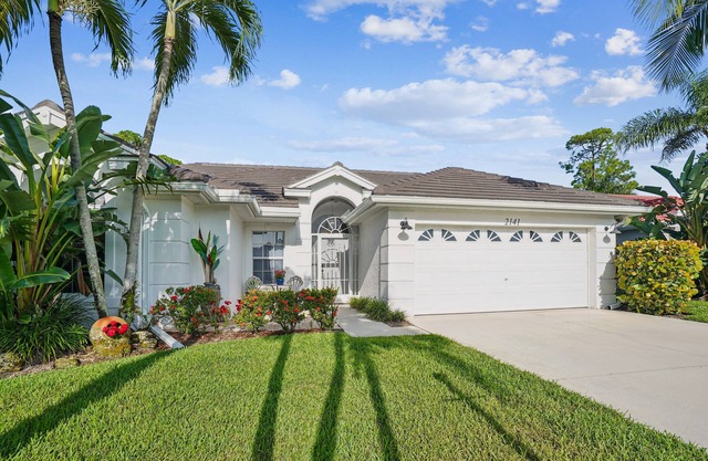 NEW! Relaxed Tropical Retreat 5 miles to Beach