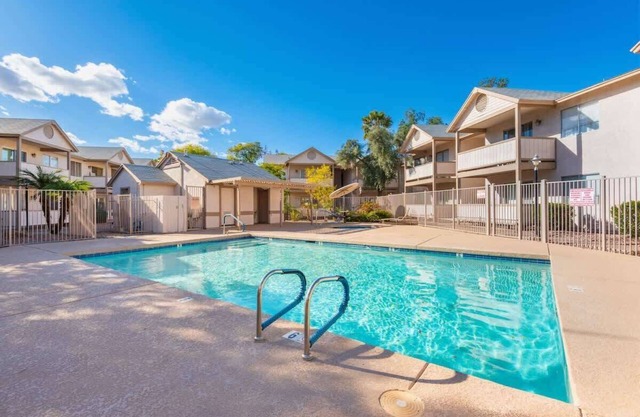 *NEW* Remodeled Tempe Pool View Condo Walk to Mill