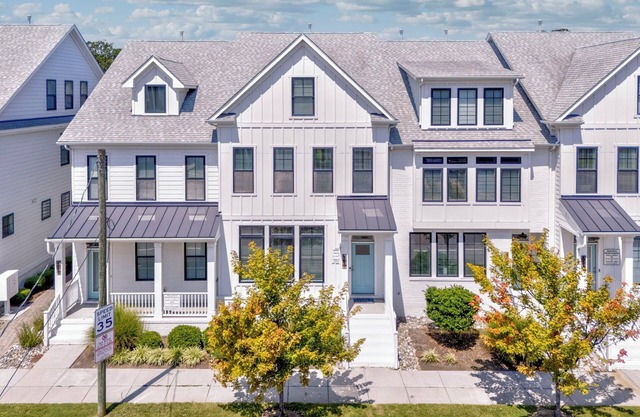 New Rental | 4 BR | Group-Friendly Townhouse | Arcade Games | Beach 5 Min Walk