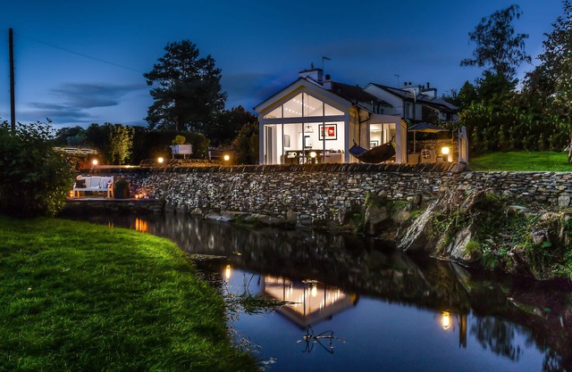 NEW - River Barn - 5 Star - Luxury Riverside Retreat
