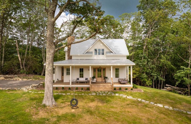 NEW Secluded Luxury, Spotlessly Clean, Hot Tub