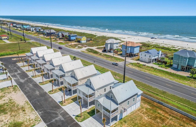 NEW! Sleeps 10, Bay & Gulf Views, 1 min to Beach Unit 2