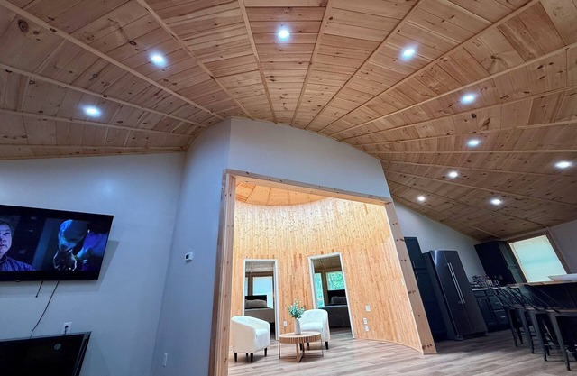 NEW! STUNNING Lakefront Treehouse in Kodak! 3BR~4BA~MASSIVE Game Room & HT!