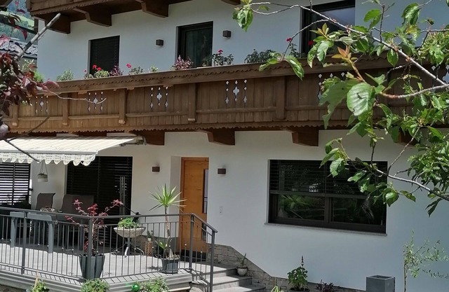 New, stylish top floor apartement, free Wifi, bus stop directly at the house