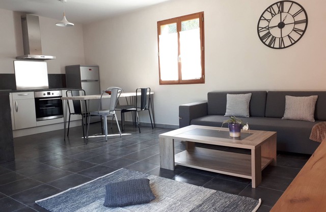 New T2, large terrace, 10-minute walk to the beach