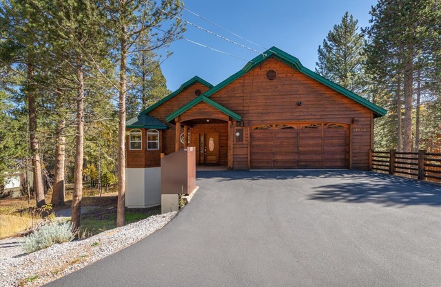 New! Tahoe Donner Alder Creek Retreat with Hot Tub. 5 BD/2.5BA