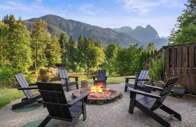 *NEW* The M house. Hot tub/Firepit/Patio dining