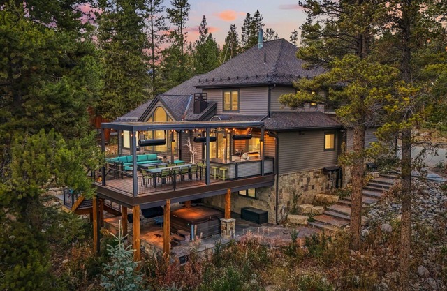 NEW Timber's Edge Estate: Modern Luxury, Vaulted Ceilings, Private Hot Tub, Epic Views