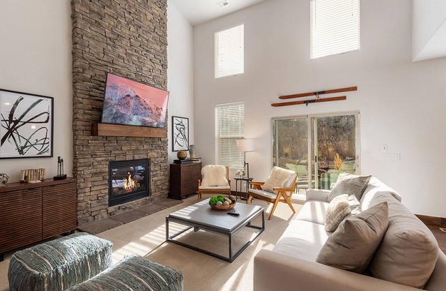 New to Market! Beautiful Mtn Contemporary, Private Hot Tub, Amenities Galore, Minutes Main Street!