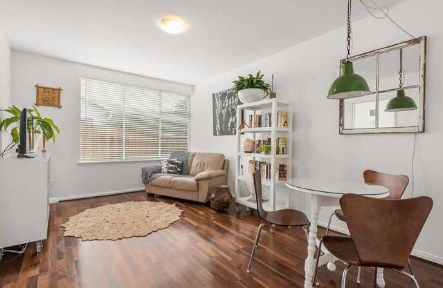 New Town Gem: Homely City-Fringe Apartment