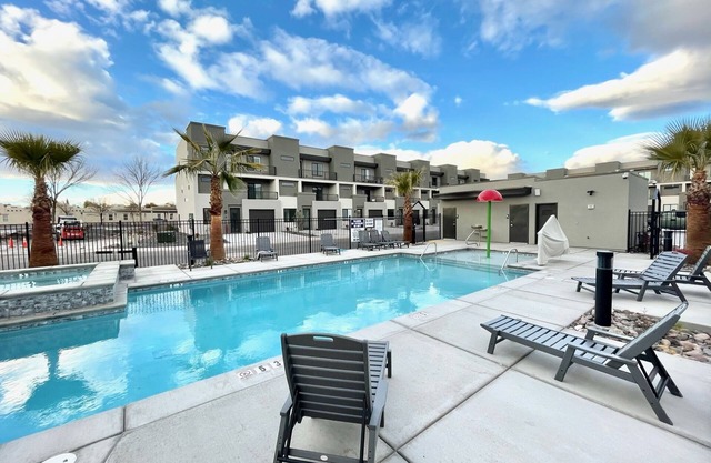 New TownHome w/Heated Pool & Hot Tub in St.George